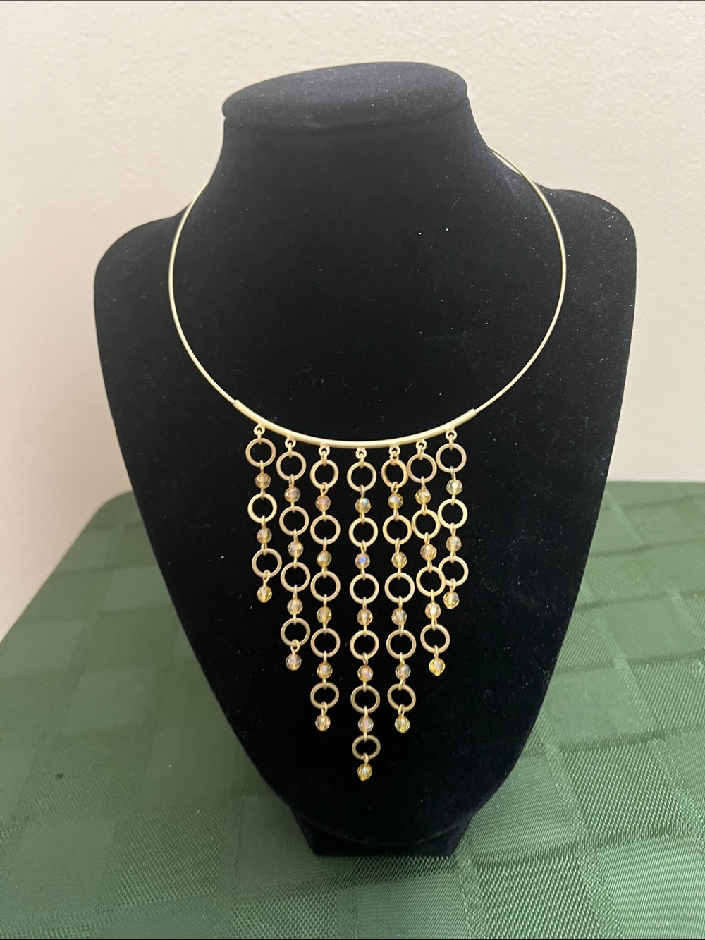 Wire choker with suspending gold fringe